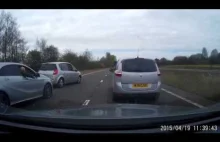 Brytyjski szeryf drogowy blokuje pas na autostradzie
