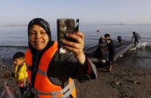 Niby uchodzcy, a smarfony za 600$ i pykanie selfie to norma jak widac w artykule