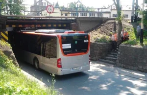 Rzeszów: Autobus ze zbiornikami gazu CNG na dachu utknął pod wiaduktem.