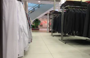 Młoda matka oburzona po zwróceniu jej uwagi w sklepie