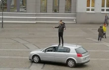 Stanął na dachu opla i chciał oddać za darmo swój samochód.