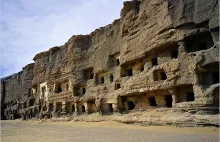Jaskinie Dunhunag - blisko 500 skalnych świątyń w chińskiej prowincji Gansu,...