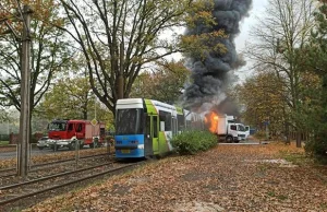 Na Biskupinie pali się tramwaj. To po zderzeniu z ciężarówką .