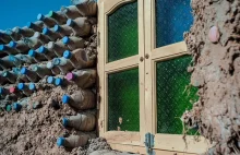 Tateh Lehbib zbudował dom z plastikowych butelek