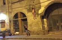 Włochy: Kobieta maltretowana przez muzułmańskiego chłopaka uciekła przez balkon