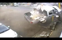Truck uderza w barierki odgradzające od klientów z cukierni