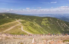 Karkonosze niczym Tatry z długimi łańcuchami turystów