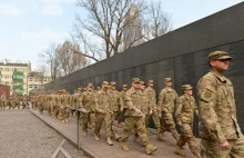 Amerykańscy żołnierze w Muzeum Powstania Warszawskiego