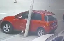 Kobieta obrywa drzwiami podczas wysiadania z pojazdu