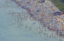 Tłumy turystów i tysiące parawanów. Oto plaża we Władysławowie z lotu ptaka