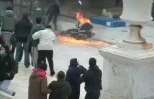 W Grecji podczas protestów antyrządowych protestujący nie cackają się z policją.