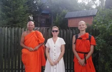 Spanie pod chmurką i 1 posiłek. Buddyjski mnich na pielgrzymce Tudong w Polsce.