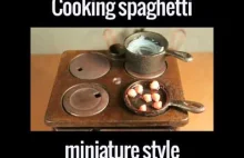 Gotowanie miniaturowego spaghetti