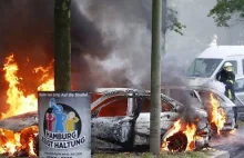 Niewiarygodne! Hamburska policja chowa się przed lewakami w bramie - WIDEO