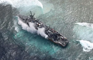 Amerykański okręt wojenny wpadł na rafę u wybrzeży Filipin i tonie.