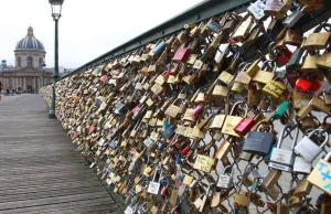 45 ton kłódek miłości zostanie ściągnięte z paryskiego mostu