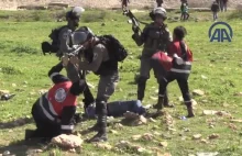 Izraelscy żołnierze nie pozwalają palestyńskim ratownikom pomagać.