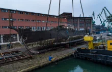 Gdański latarniowiec został podniesiony z dna basenu stoczniowego
