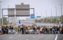 Mieszkańcy Calais blokują drogi. Chcą usunięcia obozowiska emigrantów.