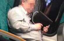 Starszy pan z tabletem w pociągu