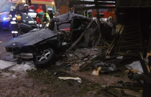 Brawura czy złe warunki drogowe? 26-latek w BMW uderzył w budynek! ZDJĘCIA