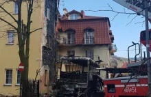 Ukrainiec rzucił niedopałek. Płonęły 4 auta i hotel