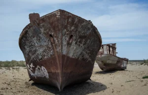Kiedyś było morze, smutna historia Morza Aralskiego i jego portów.