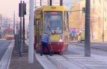 Nowoczesny tramwaj na nowej trasie. Motorniczy i tak z wajchą do zwrotnicy