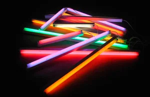 Dan Flavin - Instalacje z neonów fluorescencyjnych