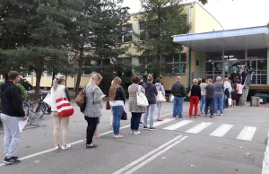 Rodzice czekają od 6 rano pod szkołą, żeby zapisać dziecko na obiad.