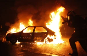 Podczas obchodów rocznicy zdobycia Bastylii we Francji spalono 721 samochodów!
