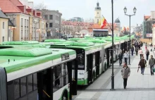 Nowe solarisy w Białymstoku. Wystawa siedemdziesięciu jednakowych Solarisów.