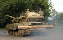 Separatyści ostrzeliwują Donieck. Na czołgach mają ukraińskie flagi.