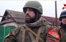 Człowiek z oznaczeniami jednostki AT Alfa z FSB na Ukrainie