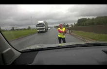 Wyluzowany różowypasek tańczący na drodze do Tartu podczas kierowania ruchem