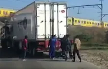 Okradli ciężarówkę w biały dzień (video