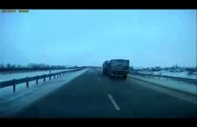 Ciężarówka wpada w poślizg. Blisko tragedii