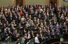 Wiemy już, czemu Sejm głosuje nocą. Przed godziną 16 posłowie PiS są... w...