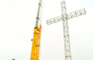 Proboszcz postawił 25-metrowy krzyż i 32 metrowy maszt w Tuligłowach.