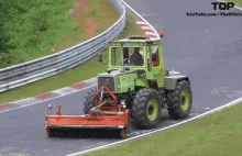Migawka kamery idealnie zsynchronizowana z oponami traktora