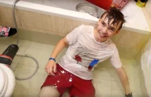 Nastolatek zalał łazienkę w hotelu. Ojciec: "Jestem dumny"