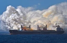 Zobacz, jak wygląda statek, na którym płonie nawóz (wideo