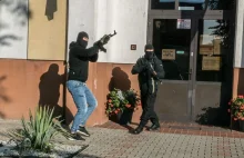 Panika wśród uczniów po symulowanym ataku terrorystów na szkołę koło Olsztyna