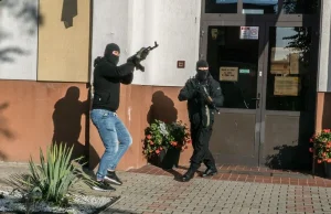 Panika wśród uczniów po symulowanym ataku terrorystów na szkołę koło Olsztyna