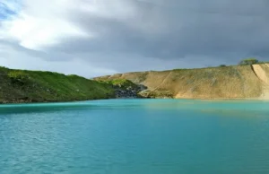 Piękną "błękitną lagunę" władze pofarbowały na czarno, aby ludzie się nie kąpali