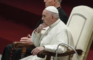 Papież usunął dwóch kardynałów z rady swych doradców w związku z pedofilią...