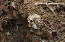 Poznań: W centrum odkryto masowy grób. Pochowano tu nawet kilkuset zmarłych