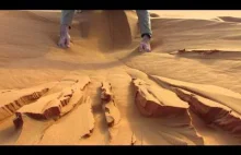 Zabawa z piaskiem na Saharze
