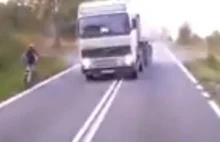 Ciężarówka mija na zakręcie rowerzystów. Oj mało brakowało! [WIDEO]