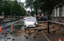 Balkon runął na chodniki i samochód na jezdni. Nabrał wody podczas ulewy,...